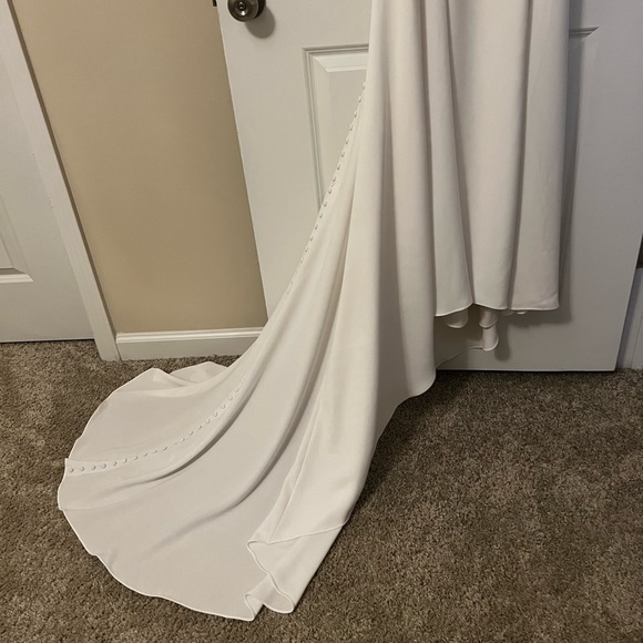 NEVER WORN BEFORE WEDDING DRESS. - Picture 3 of 7